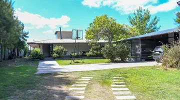 BUENA CASA CON AREAS VERDES Y PISCINA EN ZONA ESTE