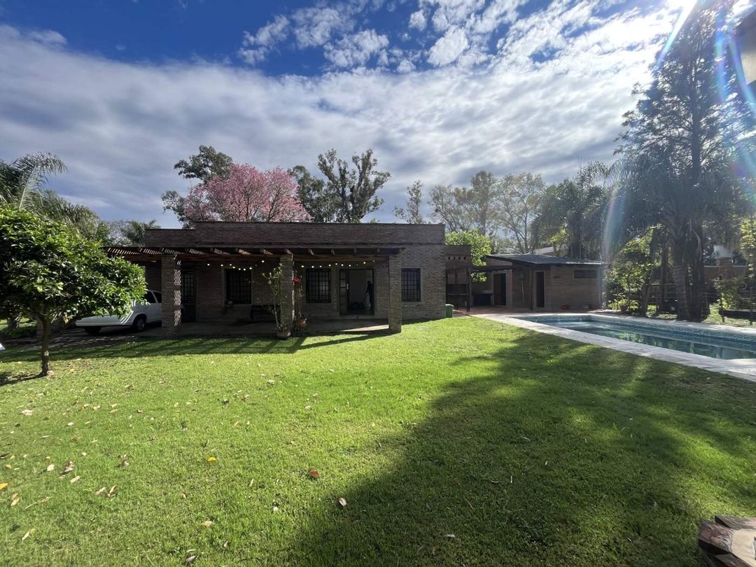 CASA CON PILETA Y GRAN PARQUE EN SAUCE VIEJO