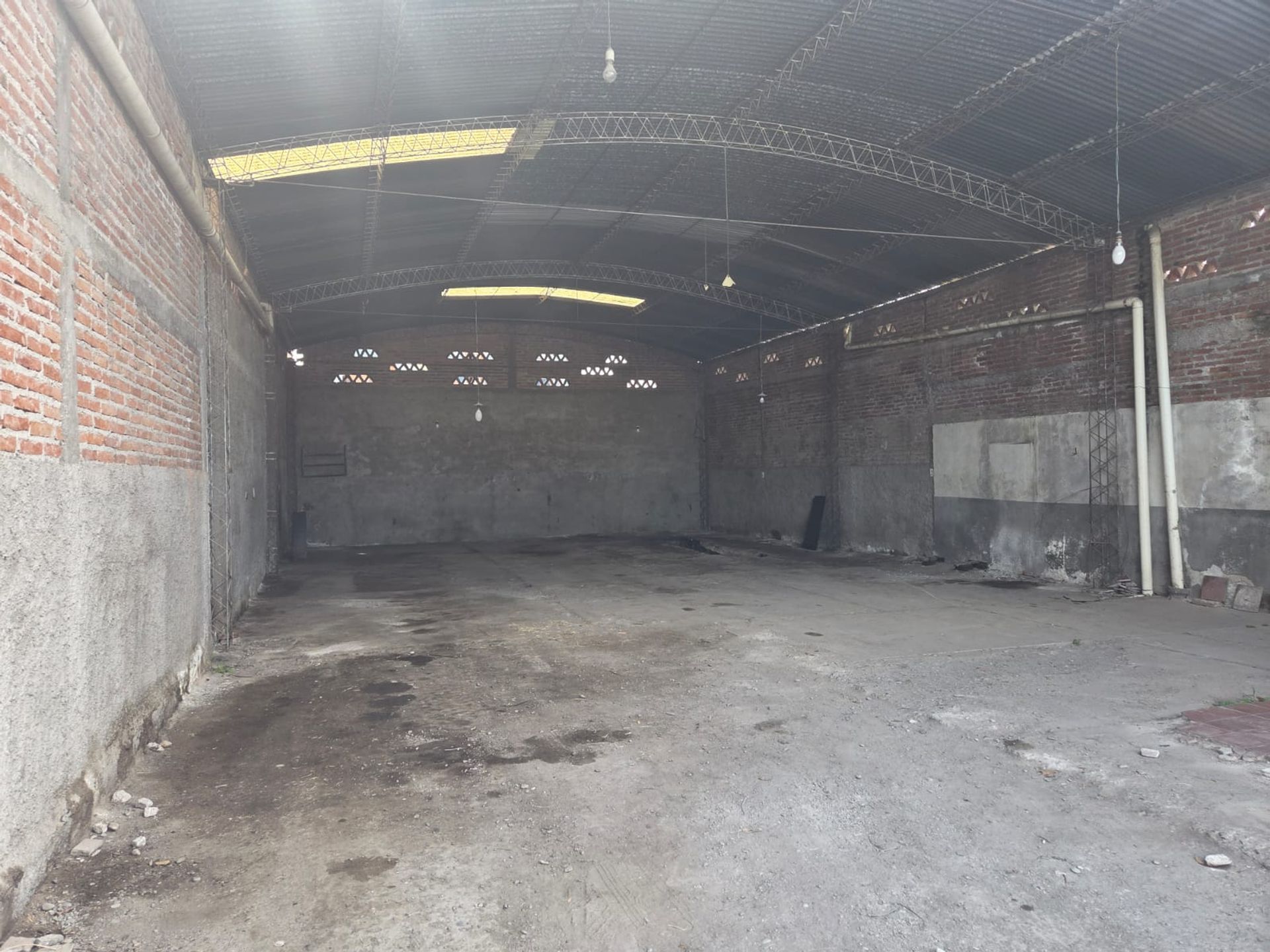 VENTA GALPON ZONA OESTE 300M2 APTO PERMUTA - foto 2