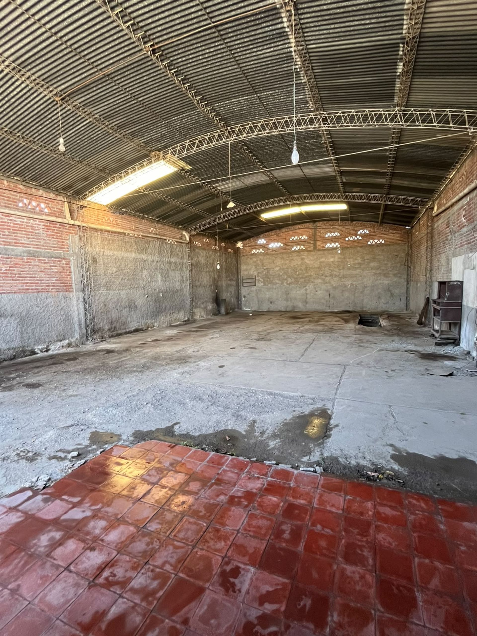 VENTA GALPON ZONA OESTE 300M2 APTO PERMUTA - foto 4