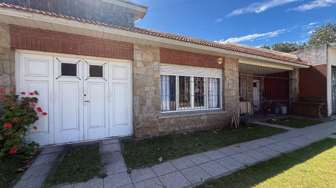 Venta casa 3 ambientes en Las Avenidas con jardín