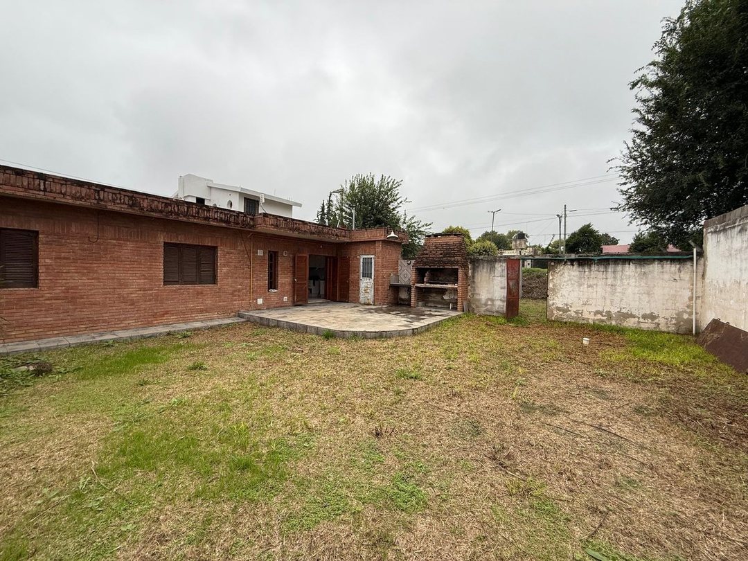 VENDE CASA de 3 DORMITORIOS EN LA CALERA MAS LOCAL