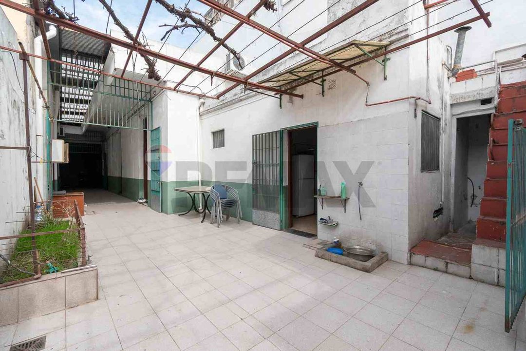EXCELENTE CASA CON DEPOSITO - PARQUE CHACABUCO