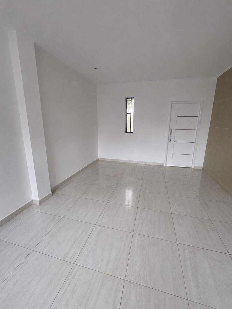 Casa de dos habitaciones con cochera zona sur