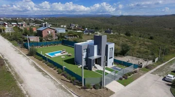 CASA A ESTRENAR 3 DORM PILETA Y VISTA SAN ANTONIO