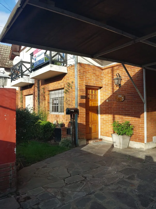 Casa tríplex en venta en Burzaco