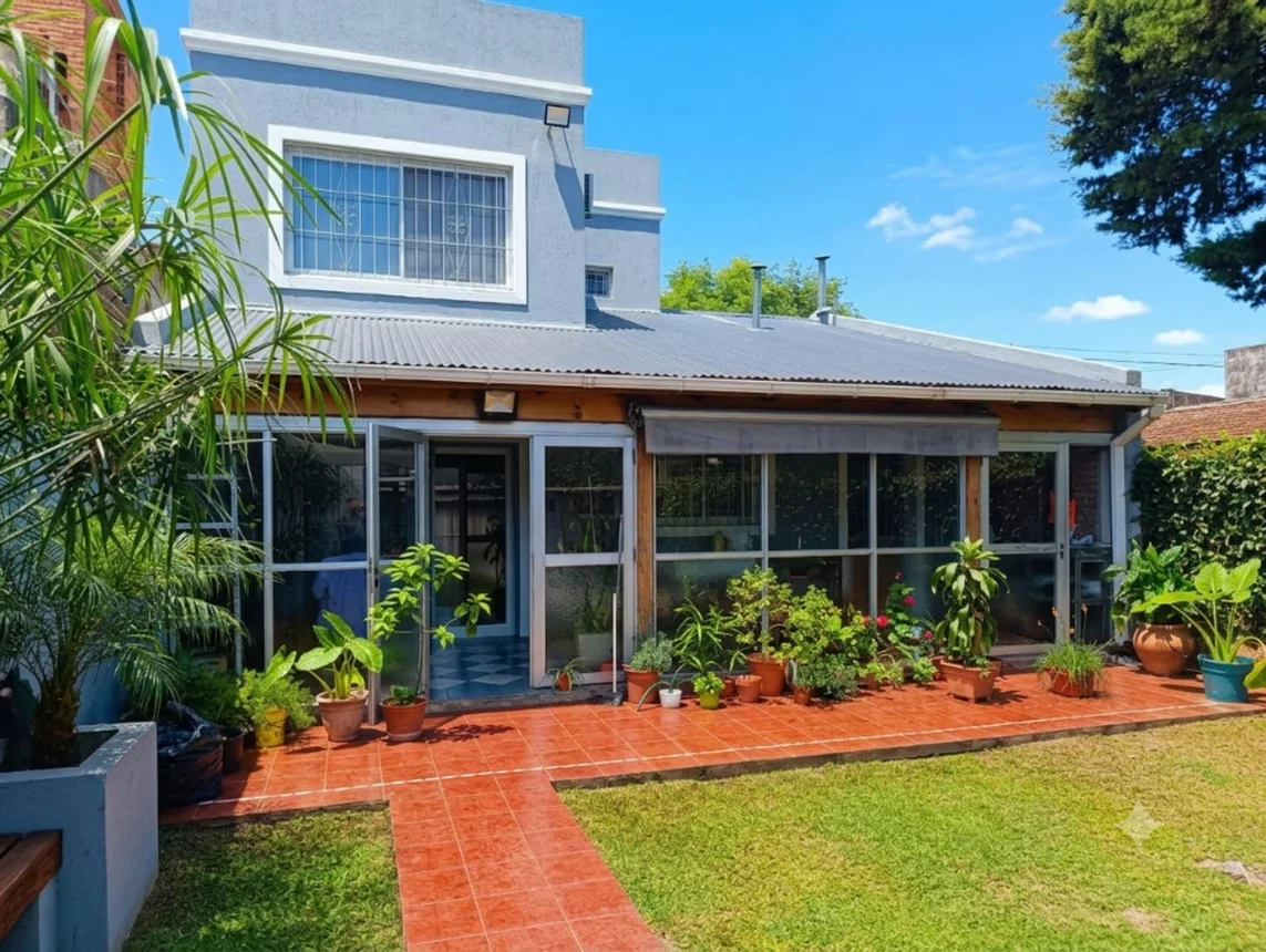 Casa de 4 ambientes en venta en Ezpeleta Este, Aconcagua 400