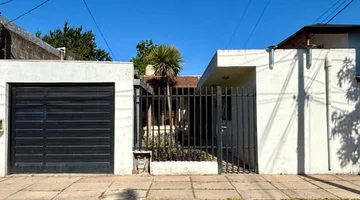 VENTA CASA 4 AMBIENTES HURLINGHAM COCHERA