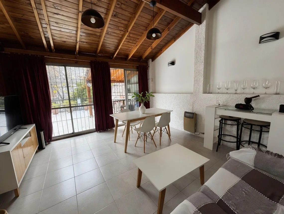 Casa dúplex de 5 ambientes en venta en Flores, Primera Junta 2500