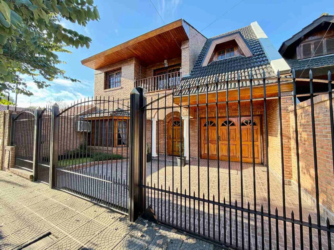 Casa de 4 ambientes en venta en El Palomar, Rio Negro 700