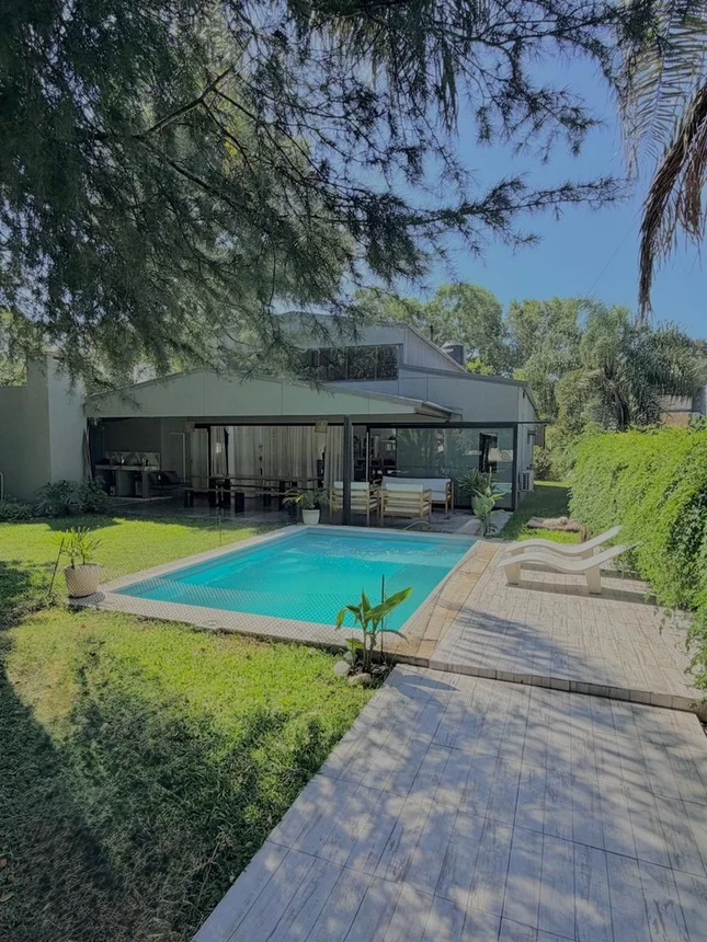 Exclusiva casa de diseño con pileta en venta, foto 1