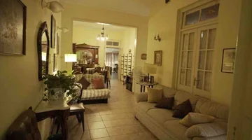 MUY BUENA CASA EN PLENO CENTRO DE SALTO