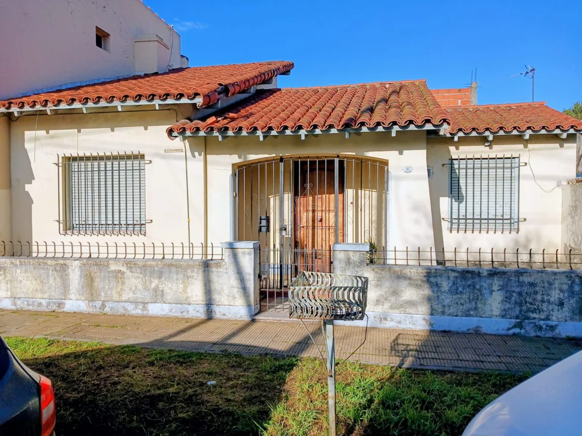 Casa de 3 ambientes en venta en Lanús Este, Pichincha 700