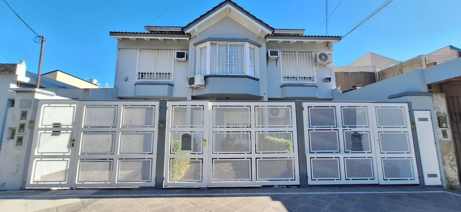 Casa tríplex de 4 ambientes en venta en Villa Luzuriaga, Cervantes 2100