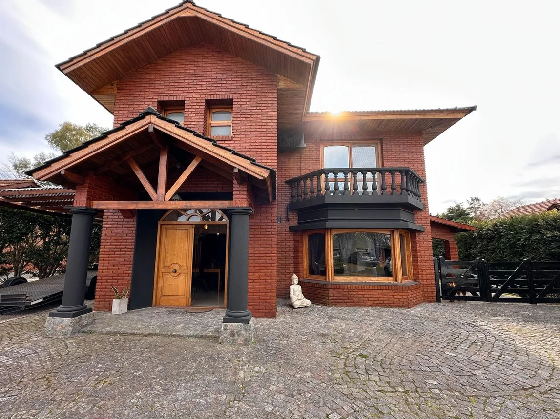Casa de 5 ambientes en venta en Pilar, Las Glicinas y los Jazmines 1600