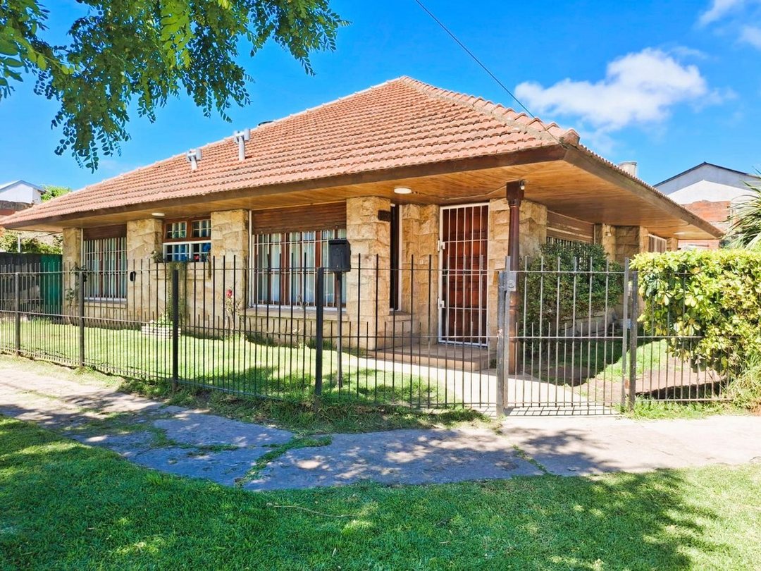 VENTA CASA 3 AMBIENTES CON GARAGE B. SAN MARTIN