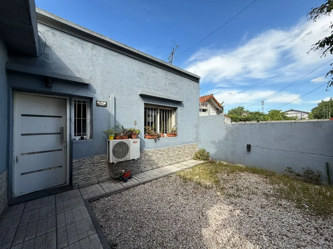 Casa de 3 ambientes en venta en Castelar, Navarro 2600