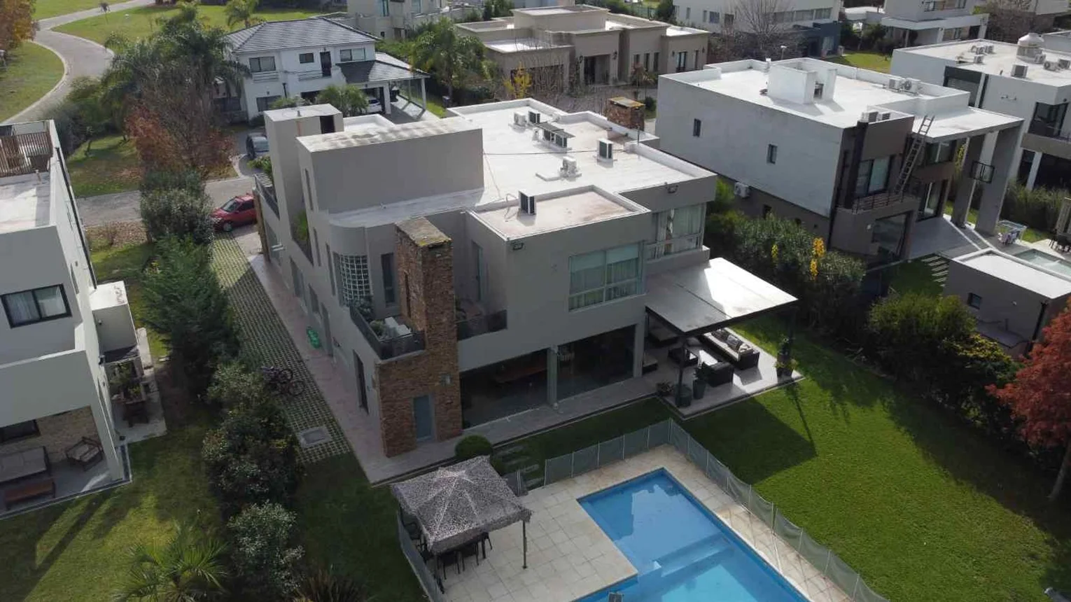 Casa de 8 ambientes en venta en Tristán Suárez, Blas Parera 1900