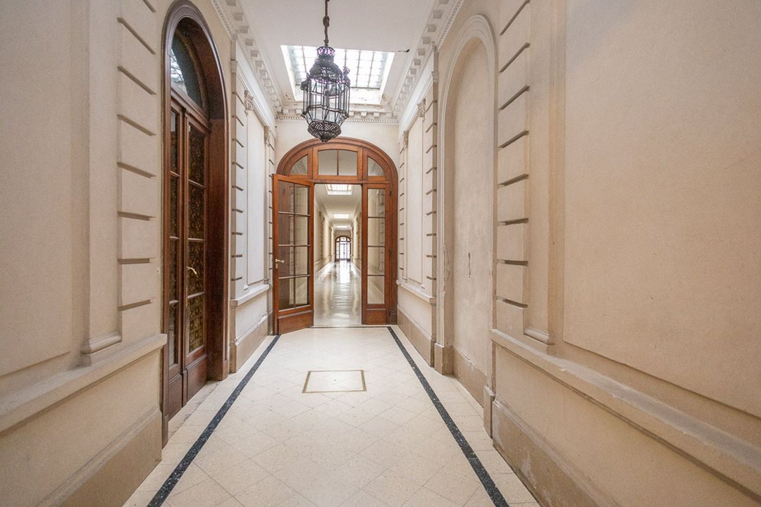 VENTA OFICINA DE 4 AMBIENTES CON PATIO