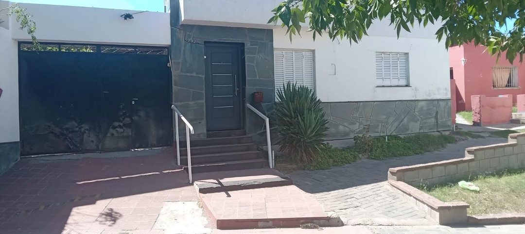 propiedad en venta: Casa + departamento San Luis