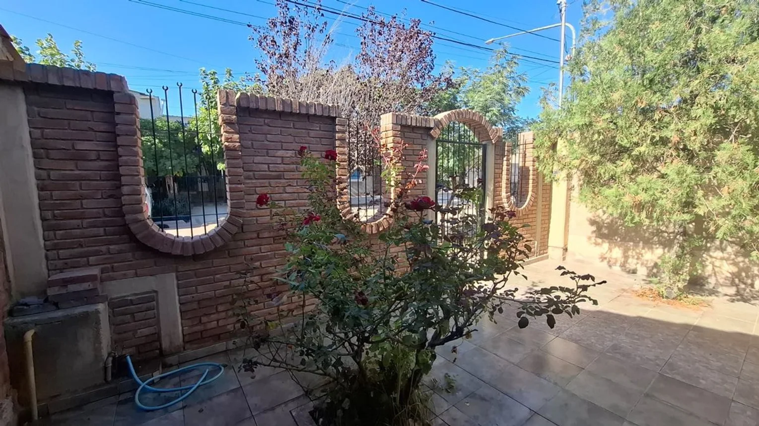 Casa en venta de 3 dormitorios y dos baños, foto 2