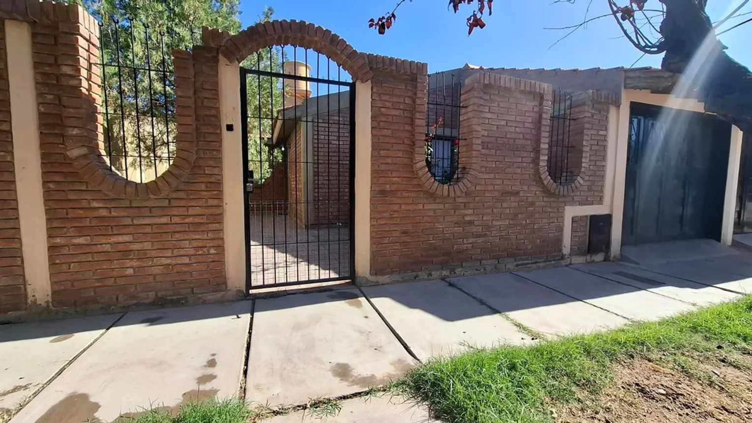 Casa en venta de 3 dormitorios y dos baños, foto 1