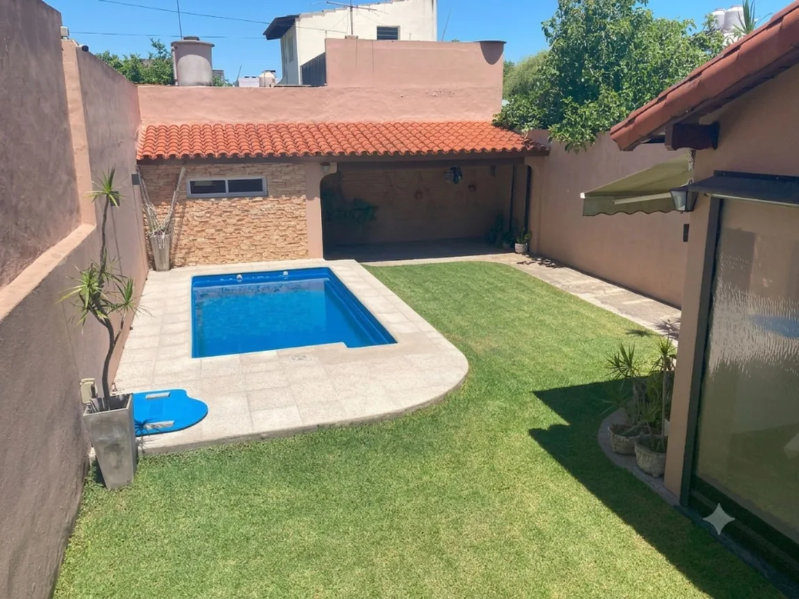 Casa de 7 ambientes en venta en San Andrés, Calle 64 2500