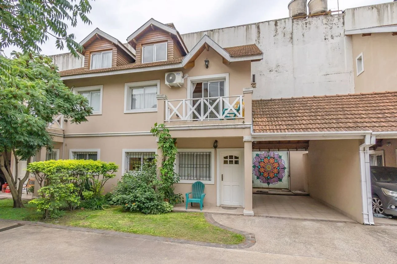 Casa tríplex en venta en Adrogué