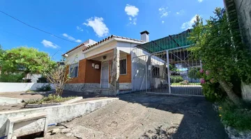 CASA CON AMPLIO FONDO VERDE, PARRILLERO Y COCHERA