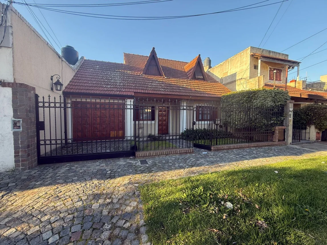 Casa de 5 ambientes en venta en Villa Luzuriaga, Zapiola 900, foto 2