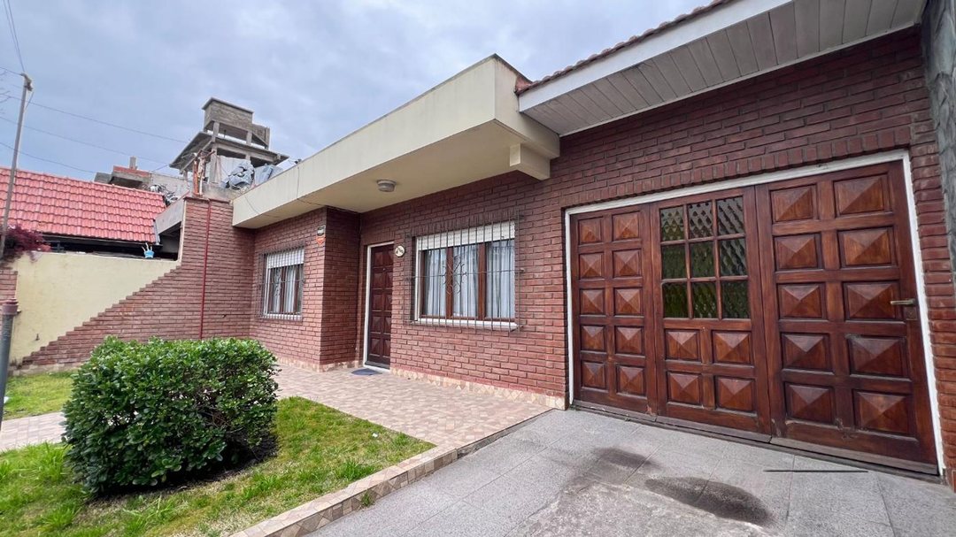 VENTA CASA 3 AMB GARAGE PARQUE Y QUINCHO