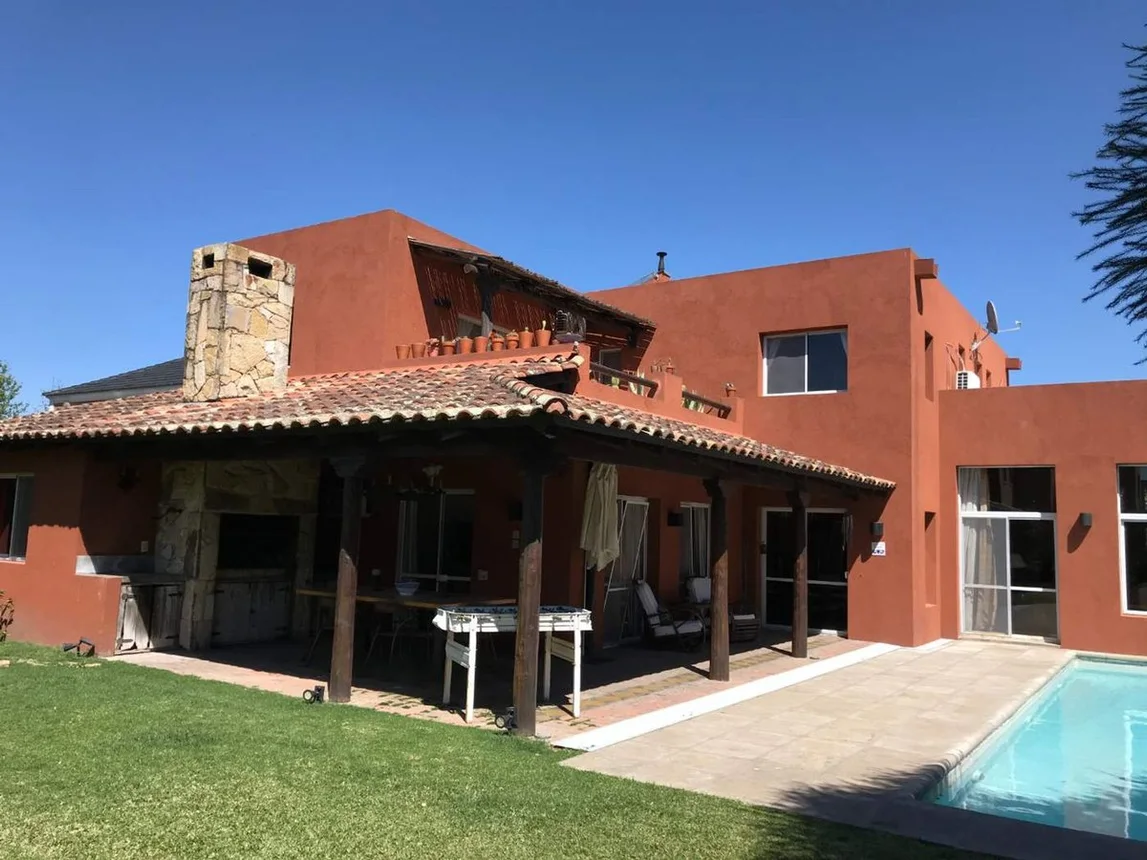 Casa de 6 ambientes en venta en Garín, Centenario 900