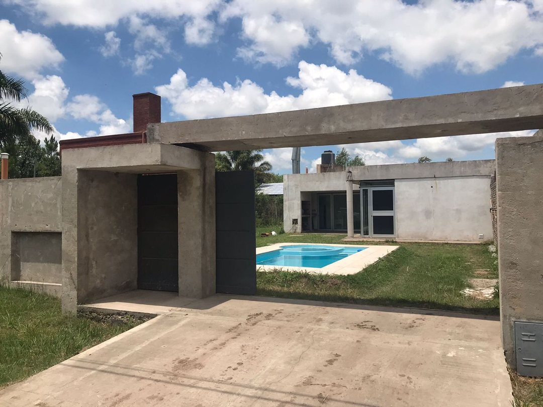 VENTA CASA 1 DORMITORIO Y PISCINA EN ROLDAN