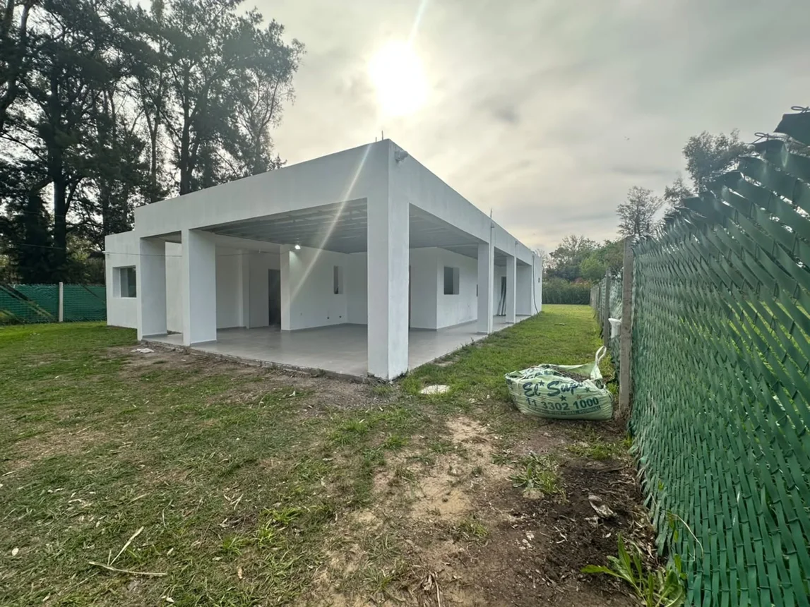 Casa de 3 ambientes en venta en General Rodríguez, Santa Cruz 500
