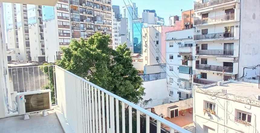 Balcón amplio con acceso desde el living y la habitación