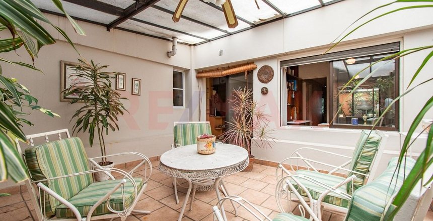 HERMOSO DEPARTAMENTO CON PATIO, BALCON Y COCHERA