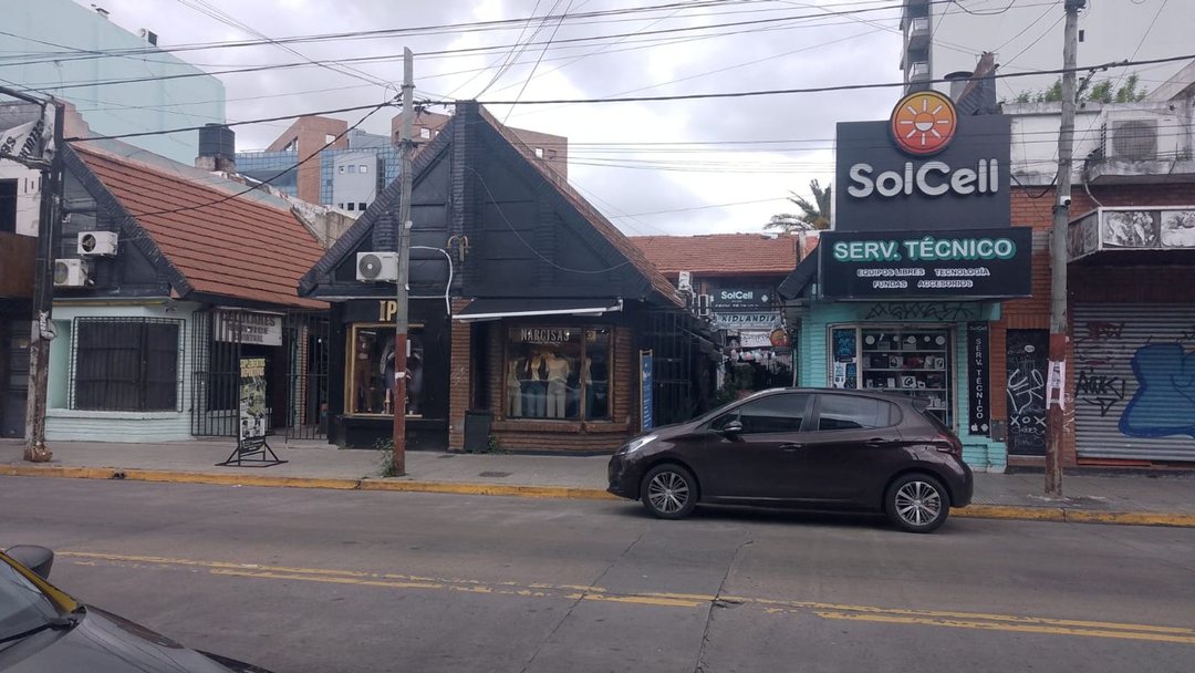 LOCAL en galeria en venta sobre av. Peron