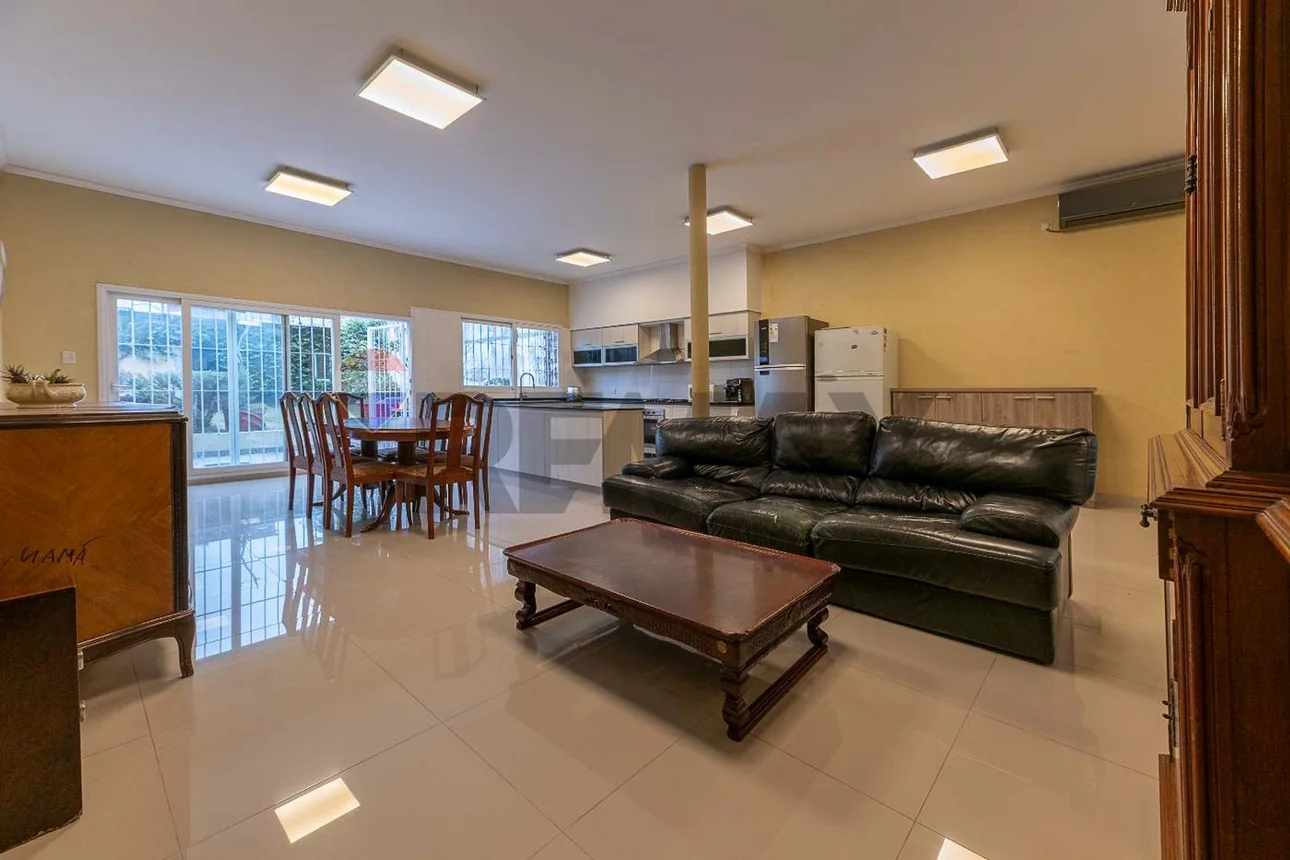 Casa de 8 ambientes en venta en Parque Avellaneda, Remedios 3300