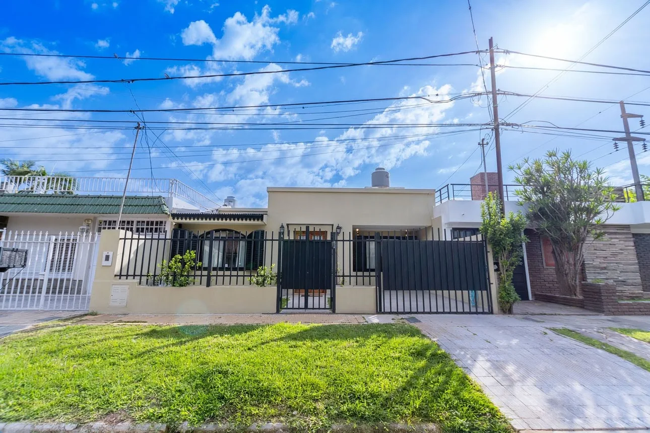 Casa de 4 ambientes en venta en Santa Fe, Llerena 800