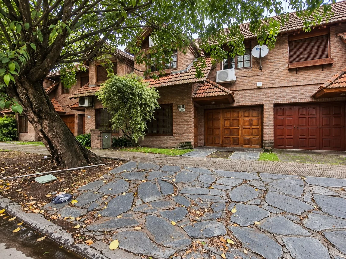 Casa tríplex en venta en Muñiz