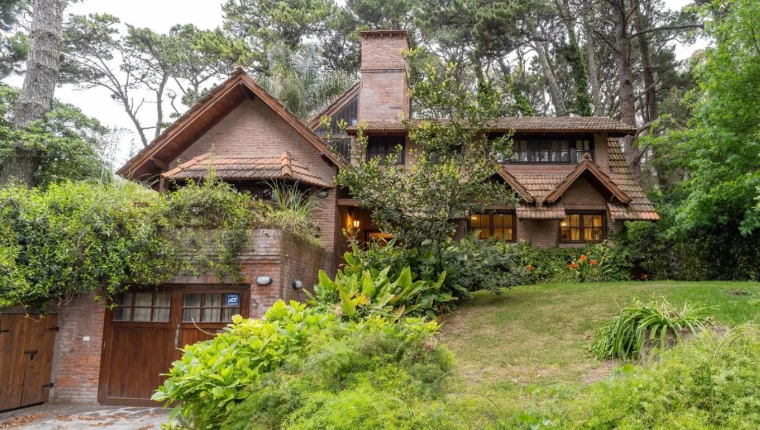 Casa de 5 ambientes en venta en Pinamar, Silfides 700