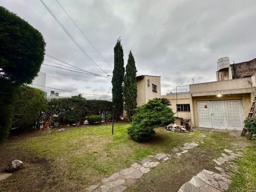 VENTA CASA 4 AMBIENTES HURLINGHAM COCHERA JARDÍN