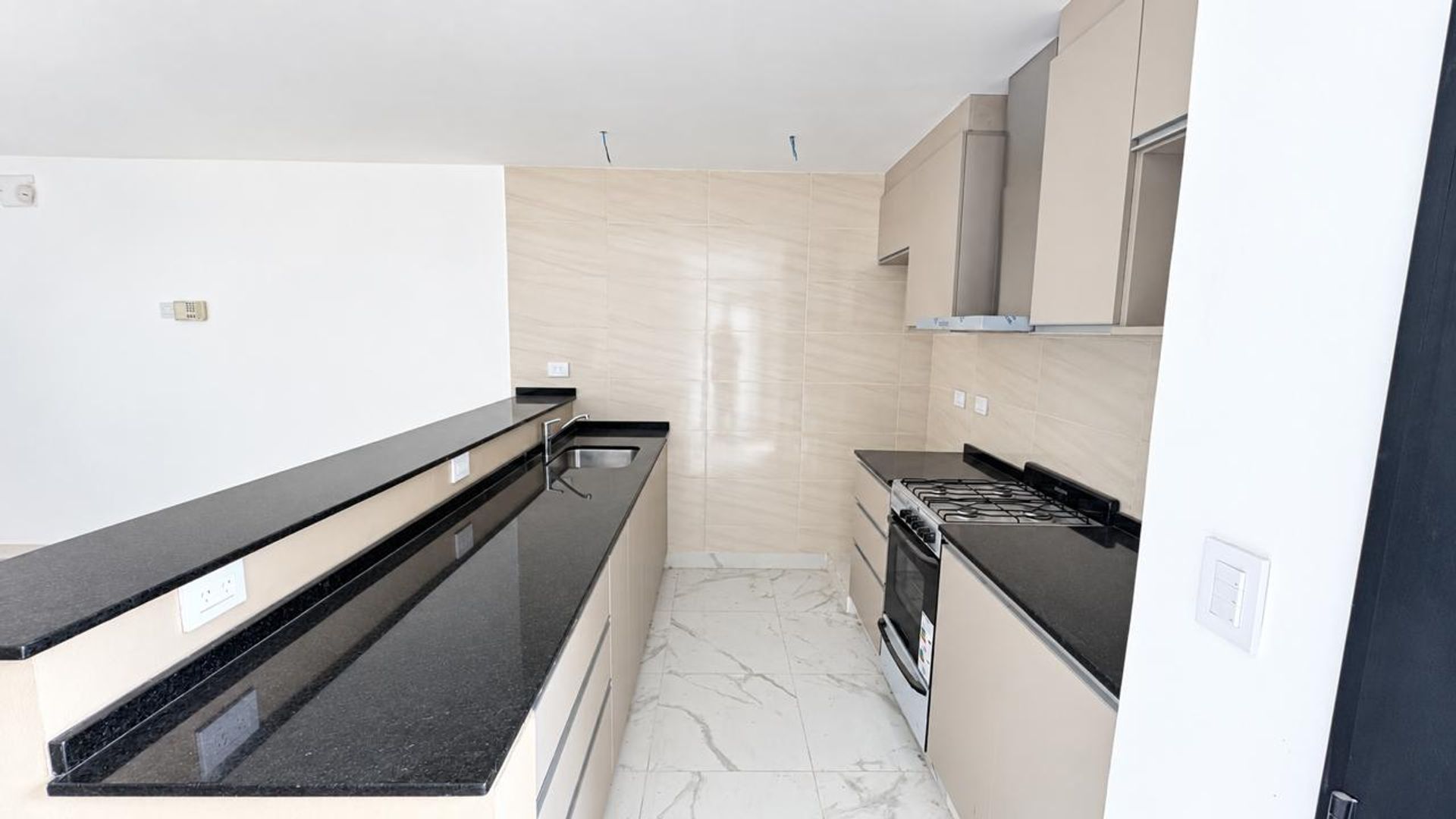 VENTA CASA C/PILETA APTA CREDITO Y COCHERA 2 DORM - foto 5