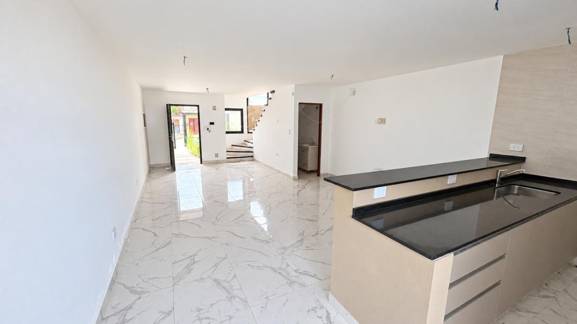 VENTA CASA C/PILETA APTA CREDITO Y COCHERA 2 DORM - foto 3