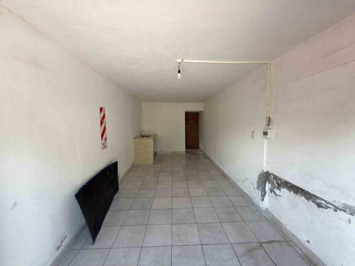 ALQUILER LOCAL COMERCIAL BARRIO SANTA LUCIA 25 M2 - foto 2