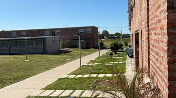 Vivienda de dos dormitorios en entorno verde.