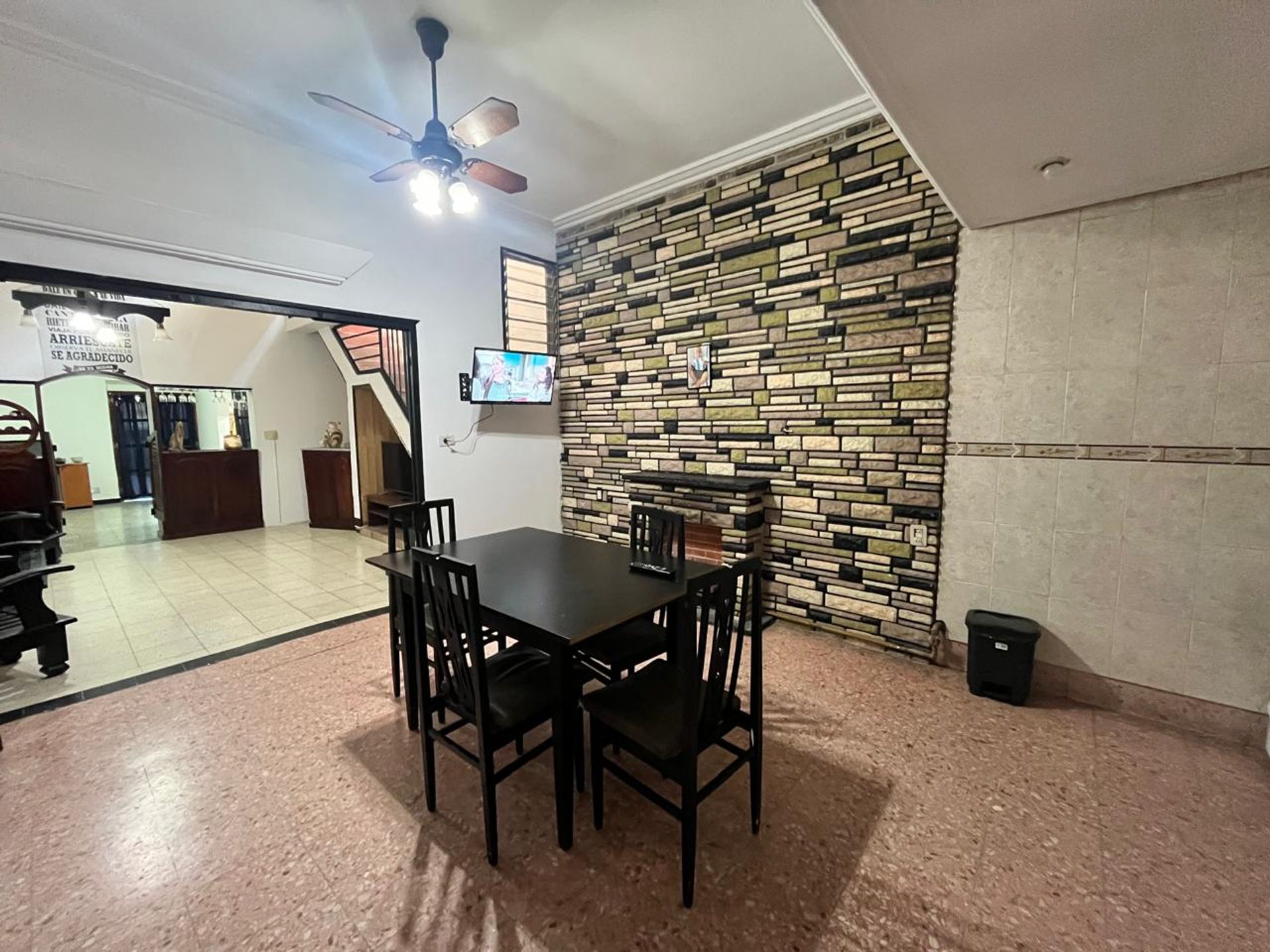 Se vende casa /planta alta/ local sobre avenida