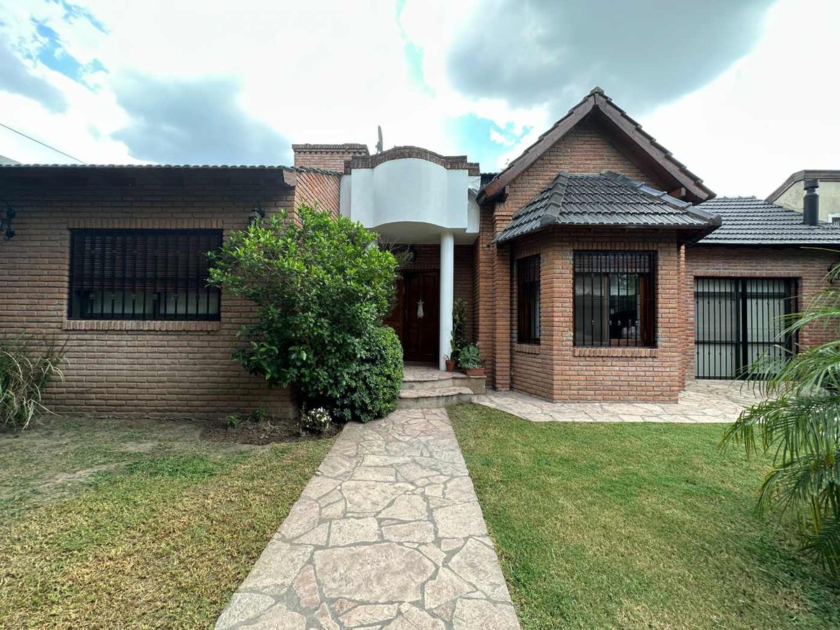 VENTA CASA QUINTA 5 AMBIENTES CON PILETA INCREIBLE