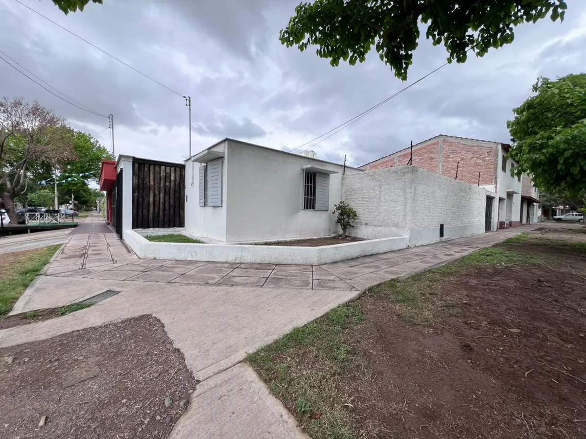 Casa de 5 ambientes en venta en Godoy Cruz, Las Azucenas 800