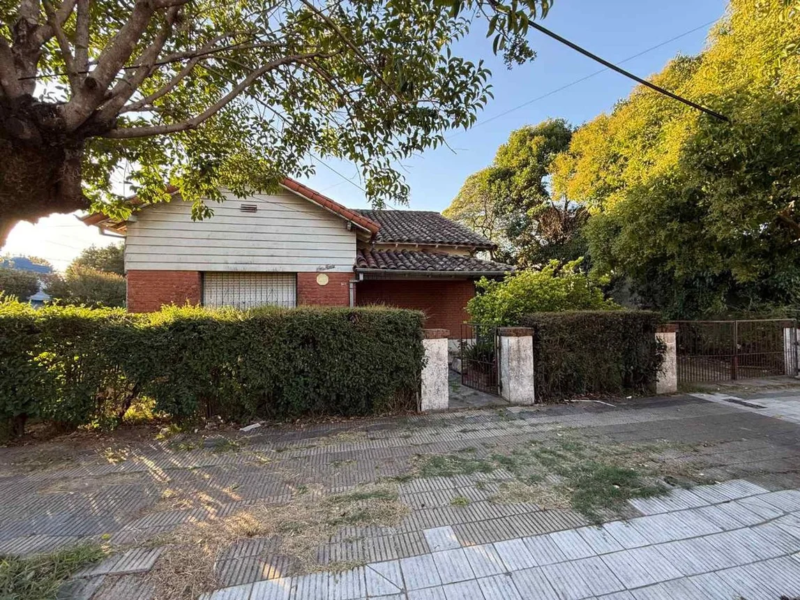 Casa de 3 ambientes en venta en Hurlingham, Victoria 1400